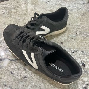 Tretoen Shoe:  Camden 3:  Grey Suede